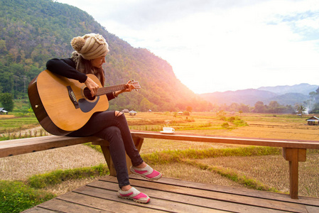 妇女在稻田，声学吉他放松和生活方式。旅游概念