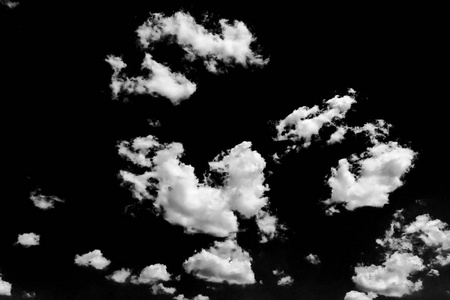 孤立的白云在黑色的天空上。组的孤立的云层覆盖黑色背景。设计元素。白色孤立云。抠出提取云。Clouds.Black 背景