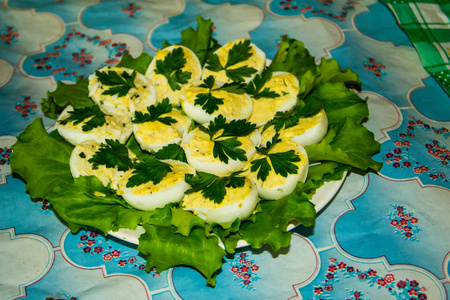 桌子上的煮熟的装饰鸡蛋图片