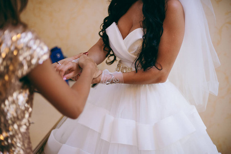 在新娘的手上的手镯。美丽的新娘首饰
