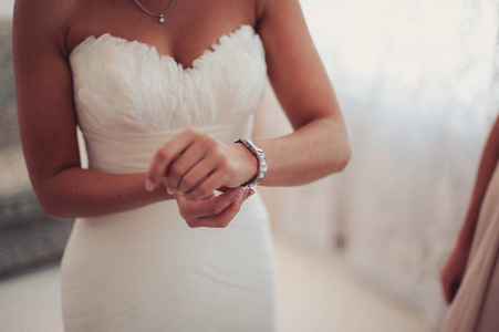 在新娘的手上的手镯。美丽的新娘首饰