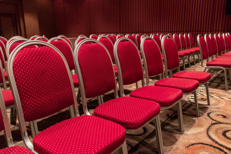 排的红色座位空研讨会会议室图片