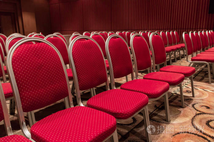 排的红色座位空研讨会会议室