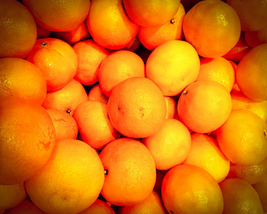 新鲜的有机橙色在市场上的许多大型背景橙色中脱颖而出。橘子果。特写橙色纹理