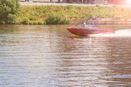 河上美丽的金色日落。恋人乘坐小船在湖在一个美丽的日落期间