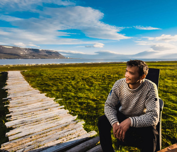 肖像挪威斯匹次卑尔根朗伊尔城斯瓦尔巴群岛穿毛衣男子在留着胡子微笑