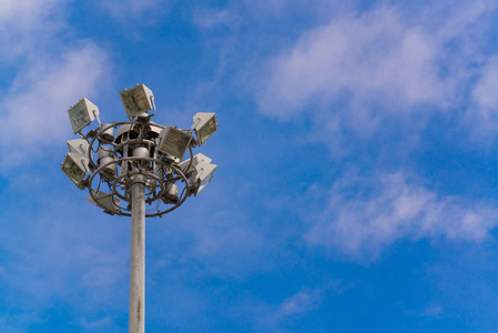 灯后电力行业与蓝蓝的天空.聚光灯下塔照片