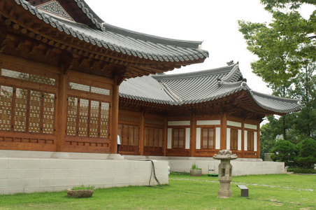 在夏天，韩国传统韩屋