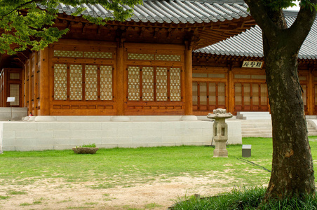 在夏天，韩国传统韩屋