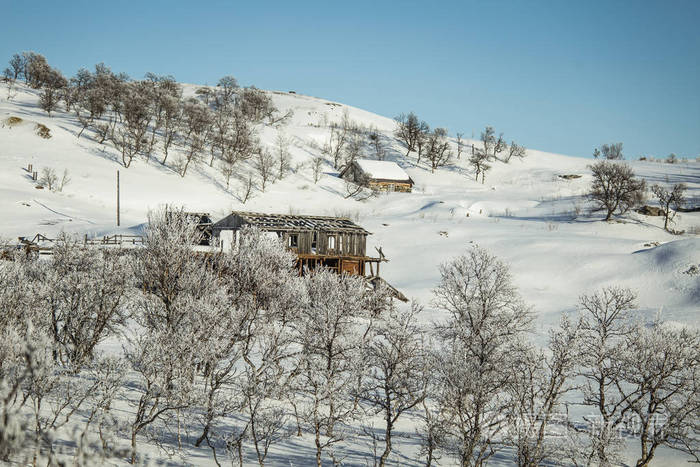 旧的被遗弃的铜矿井建设的挪威的雪景