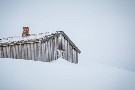 房子在雪地中挪威一个美丽 极简主义景观