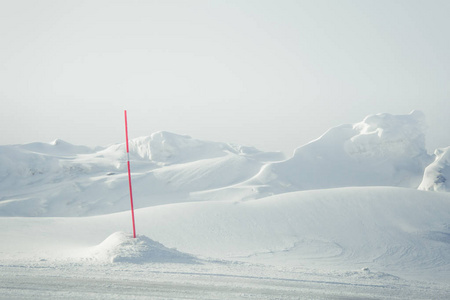 在挪威的冬天, 美丽的风景与白色, 多雪的道路与安全杆