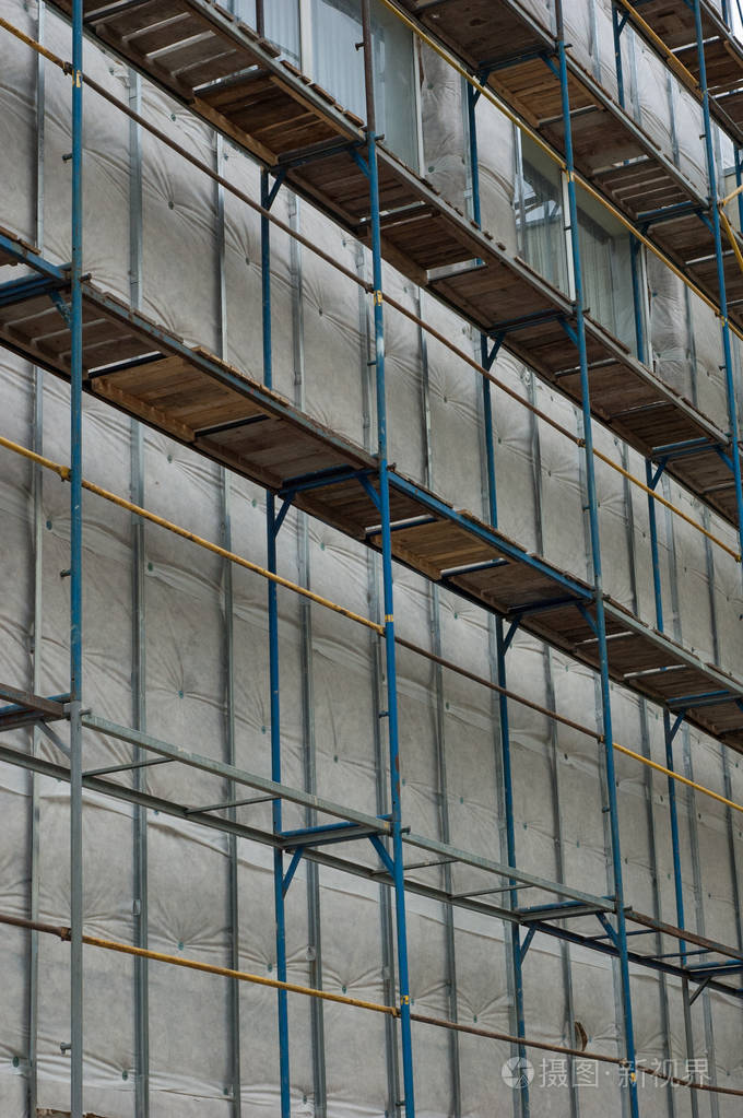 高楼附近的旧金属脚手架.