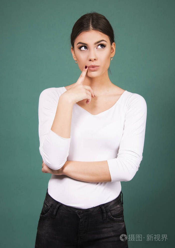 美丽的女孩身体手势肢体语言概念不同的姿势