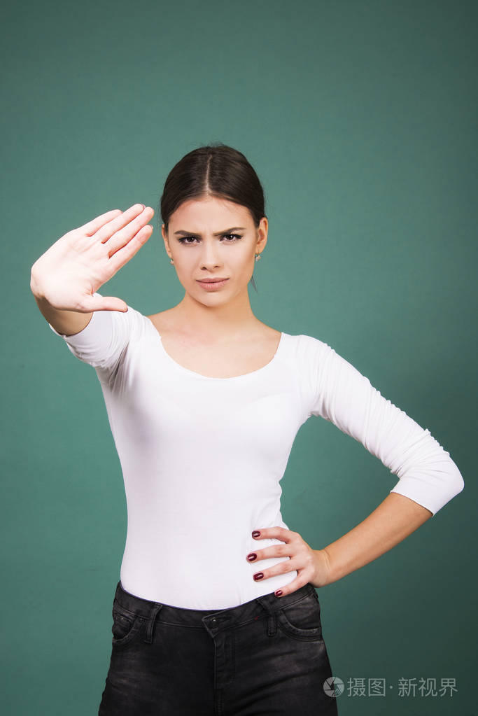 美丽的女孩身体手势肢体语言概念不同的姿势