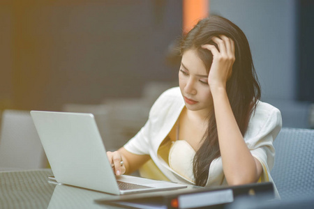 年轻有吸引力的亚洲商业女人睡，打瞌睡或塔基