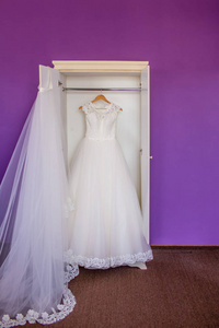 结婚礼服和婚纱挂在美丽的门