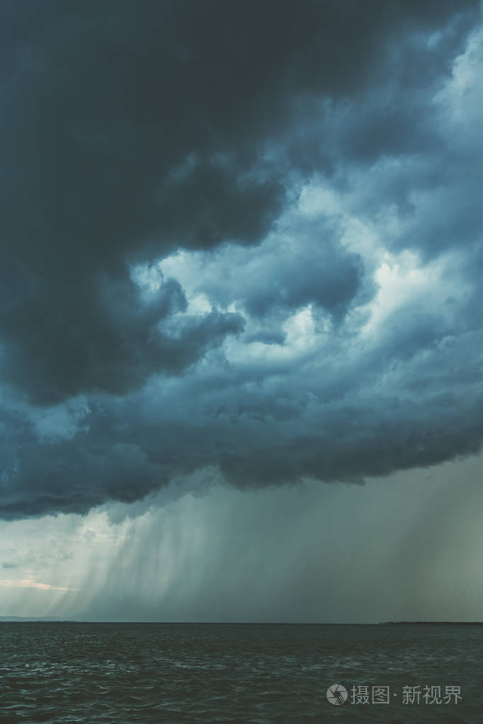 大强大乌云笼罩在匈牙利的巴拉顿湖