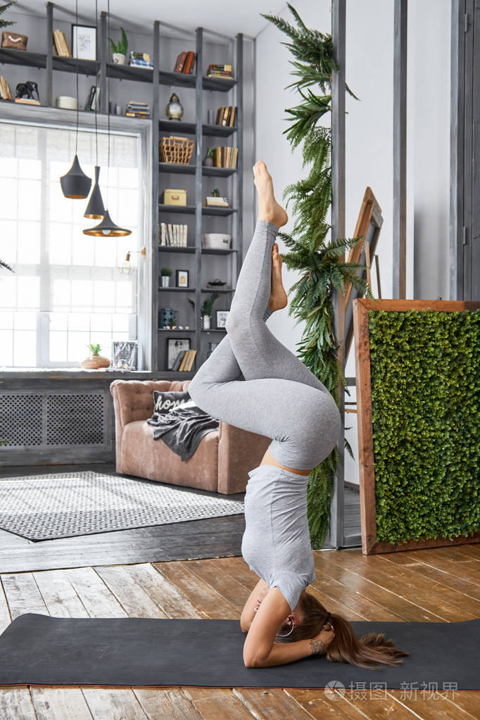 在客厅里女人练习高级的瑜伽