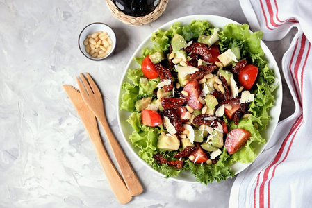 从生菜, 樱桃西红柿, 干的西红柿, 鳄梨, 帕尔玛,松仁橄榄油的沙拉.