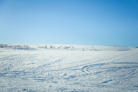 一个飘雪美丽白色景观与滑雪挪威冬季天跟踪