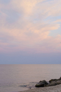 晚上日落在海与石质海岸