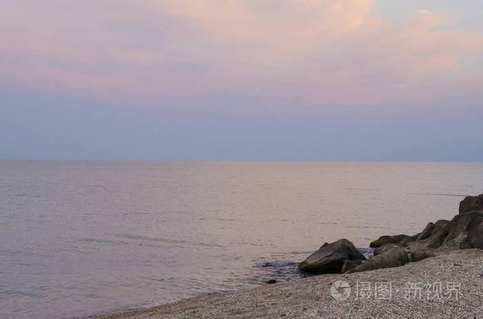 晚上日落在海与石质海岸