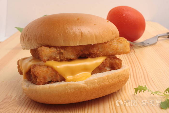 在木制背景上的鱼汉堡