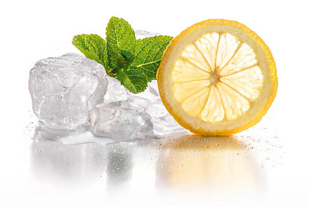 柠檬块冰块及柠檬照片