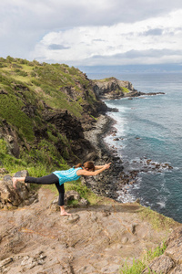 毛伊岛海岸上练瑜伽