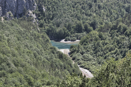 峡谷中河塔拉