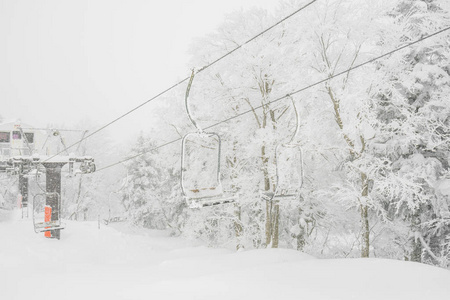 在滑雪胜地雪山滑雪缆车图片