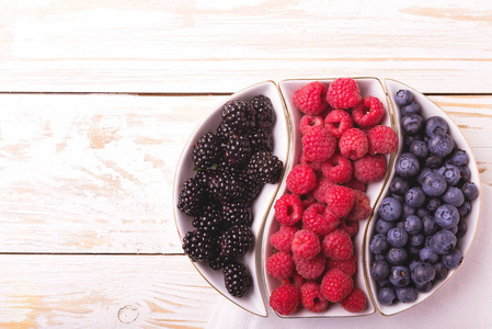 覆盆子 黑莓和蓝莓。健康的食物。顶视图