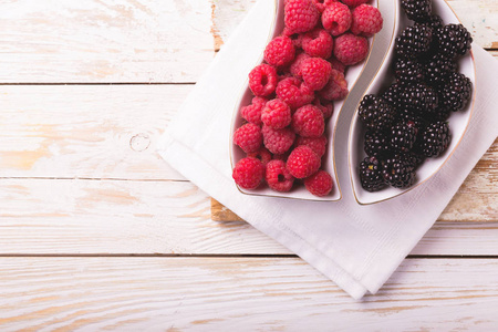 覆盆子，黑莓。健康食品的概念。顶视图