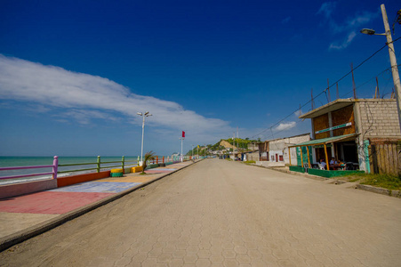 投掷石块路面在海岸，包围在厄瓜多尔海岸 abundat 植被在晴朗的一天