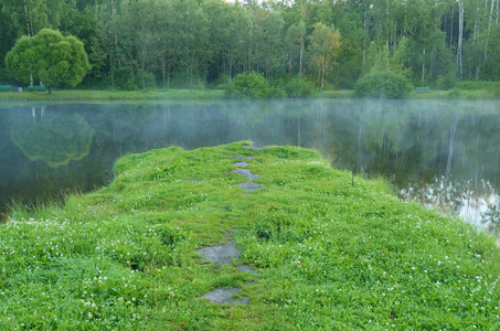 在湖中的水的蒸发现象照片