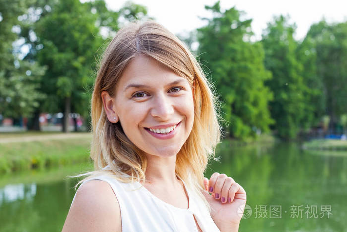 幸福的女人摆久拉匈牙利在湖边