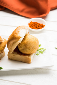 印度街食品落选 Pav 或落选 Paav 或 Vadapav，选择性焦点