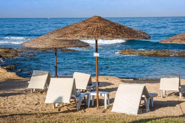 清晨,塞浦路斯帕福斯空日光浴床地中海海滩