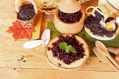 黑色饭和原料的有机 riceberry 水稻