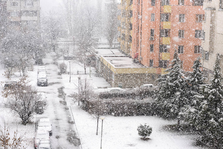 城市居住区下大雪或暴风雪照片