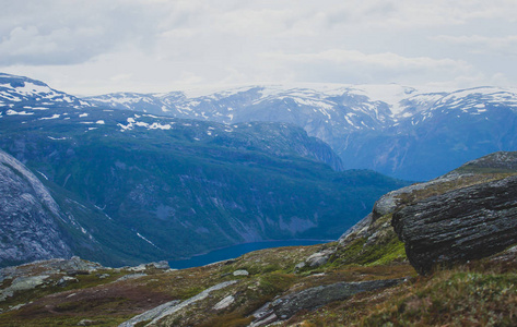 著名的挪威远足的好去处trolltunga 的方式，巨魔的舌头，岩石 skjegedall，与旅游和湖 ringedalsva