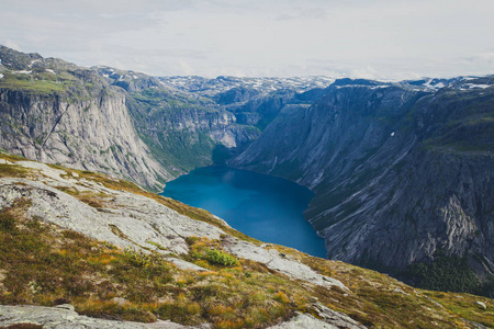 著名的挪威远足的好去处trolltunga 的方式，巨魔的舌头，岩石 skjegedall，与旅游和湖 ringedalsva