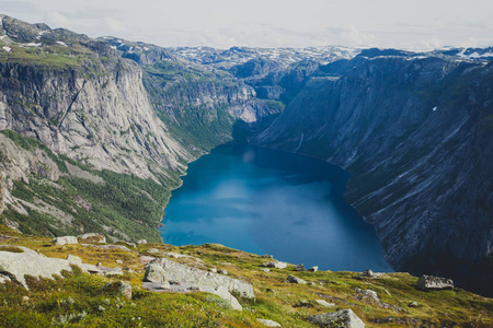 著名的挪威远足的好去处trolltunga 的方式，巨魔的舌头，岩石 skjegedall，与旅游和湖 ringedalsva