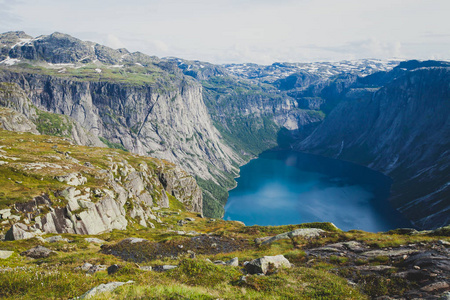 著名的挪威远足的好去处trolltunga 的方式，巨魔的舌头，岩石 skjegedall，与旅游和湖 ringedalsva