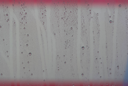 窗户外的玻璃上有水滴, 红白相间的背景水