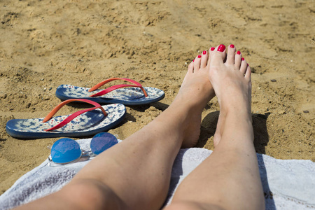 夏天, 年轻的女孩腿和翻拍在沙滩上