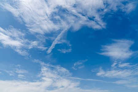 蓝蓝的天空上空云