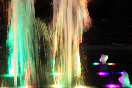 晚上喷泉在度假村林荫大道上