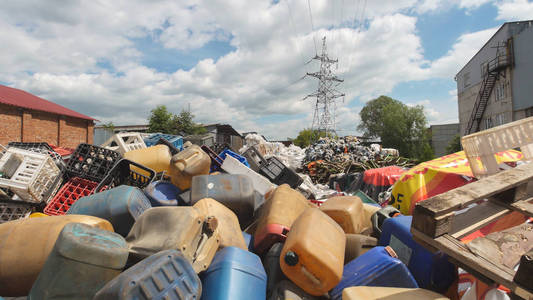 倾倒工业废物-成堆的塑料碎片照片